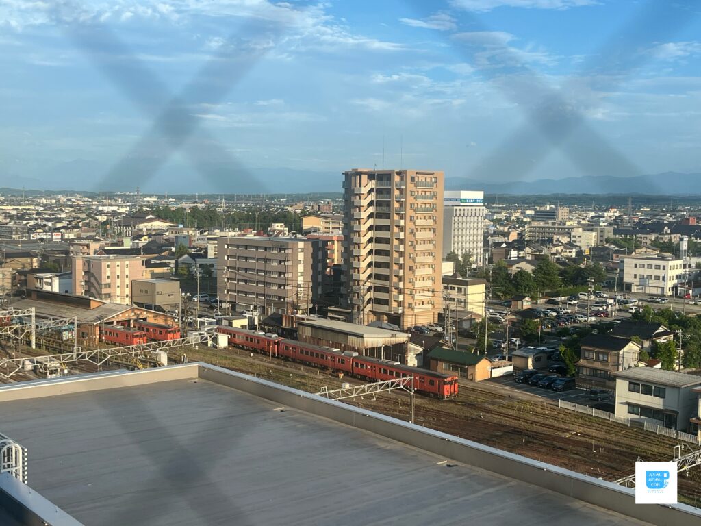 高岡駅前ホテルからの風景　電車の車庫が見えるトレインビュー