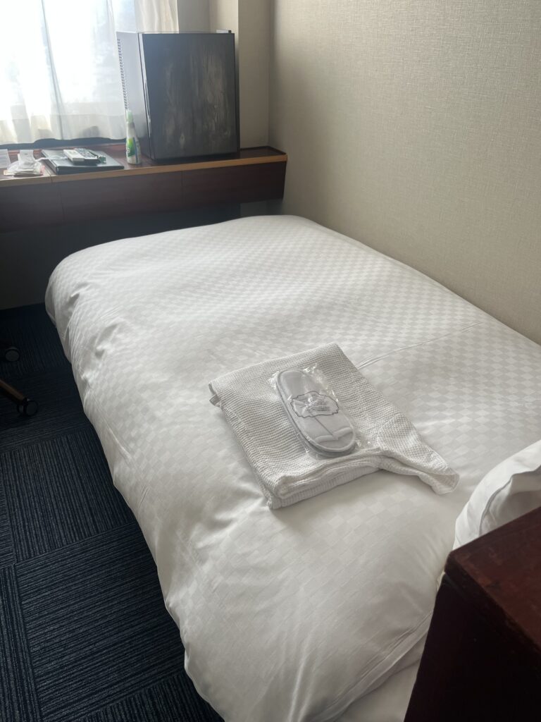 寝具が清潔で、必要なものは揃っている富士グランドホテルのお部屋内